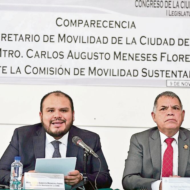 El secretario de Movilidad, Carlos Meneses (izquierda), durante su comparecencia ante la Comisión de Movilidad del Congreso capitalino. ESPECIAL