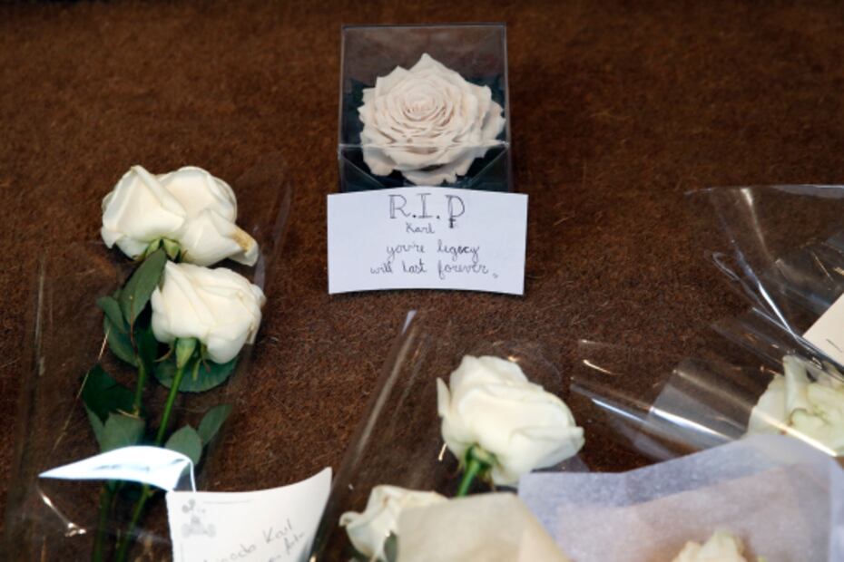 Seguidores de Karl Lagerfeld colocan flores en oficinas centrales de Chanel