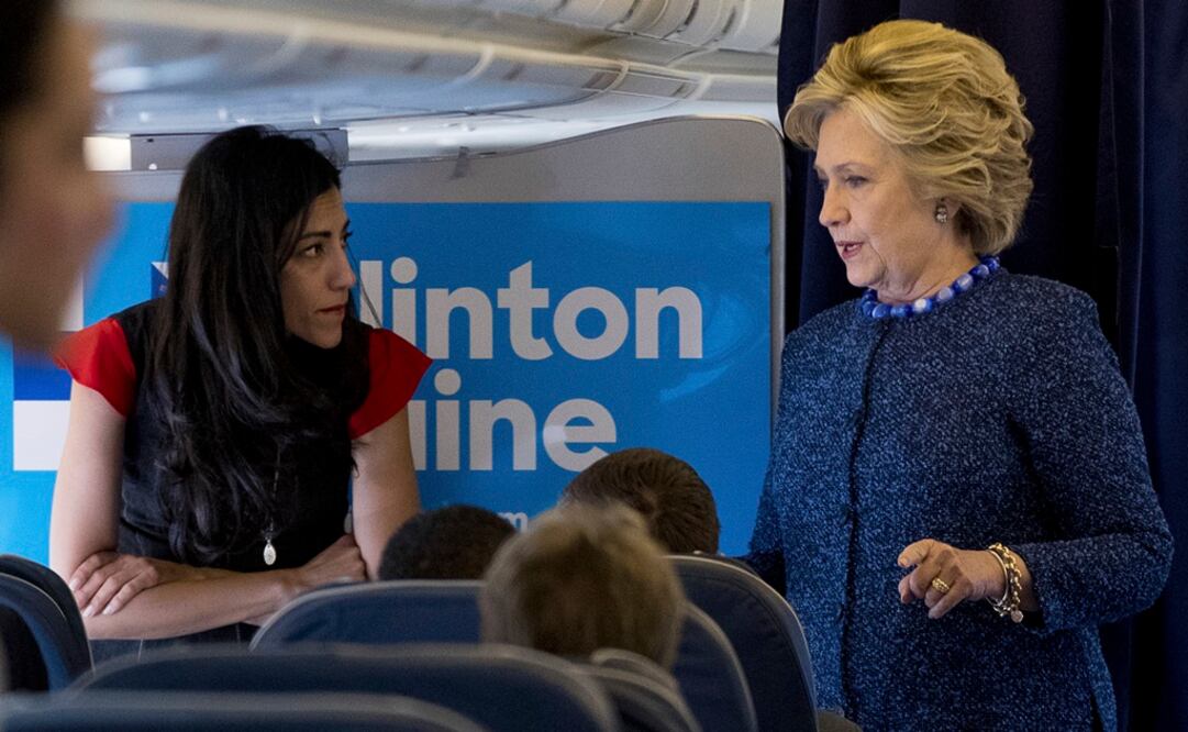 La candidata demócrata a la Casa Blanca dialoga con parte de su equipo de campaña. /AP