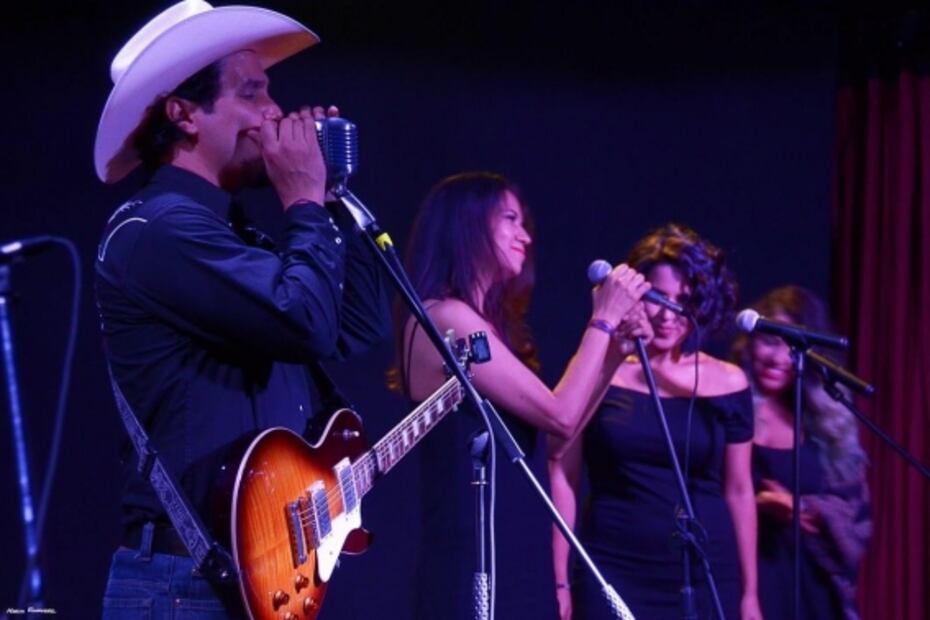 La banda de rock La mula de sietes homenajea a Juan Gabriel
