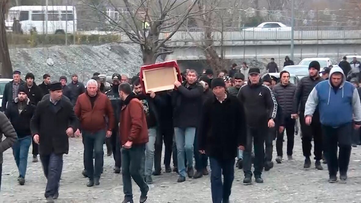 Lugareños participan en Baku, Azerbaiyán, en el funeral de una de las víctimas del avionazo del miércoles 25 de diciembre en Kazajistán. FOTO: AP