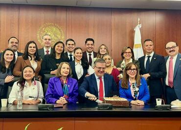 Senadores reciben a Ebrard con pastel de cumpleaños; lo acompañan legisladores de Morena, PT, Partido Verde y hasta del PRI