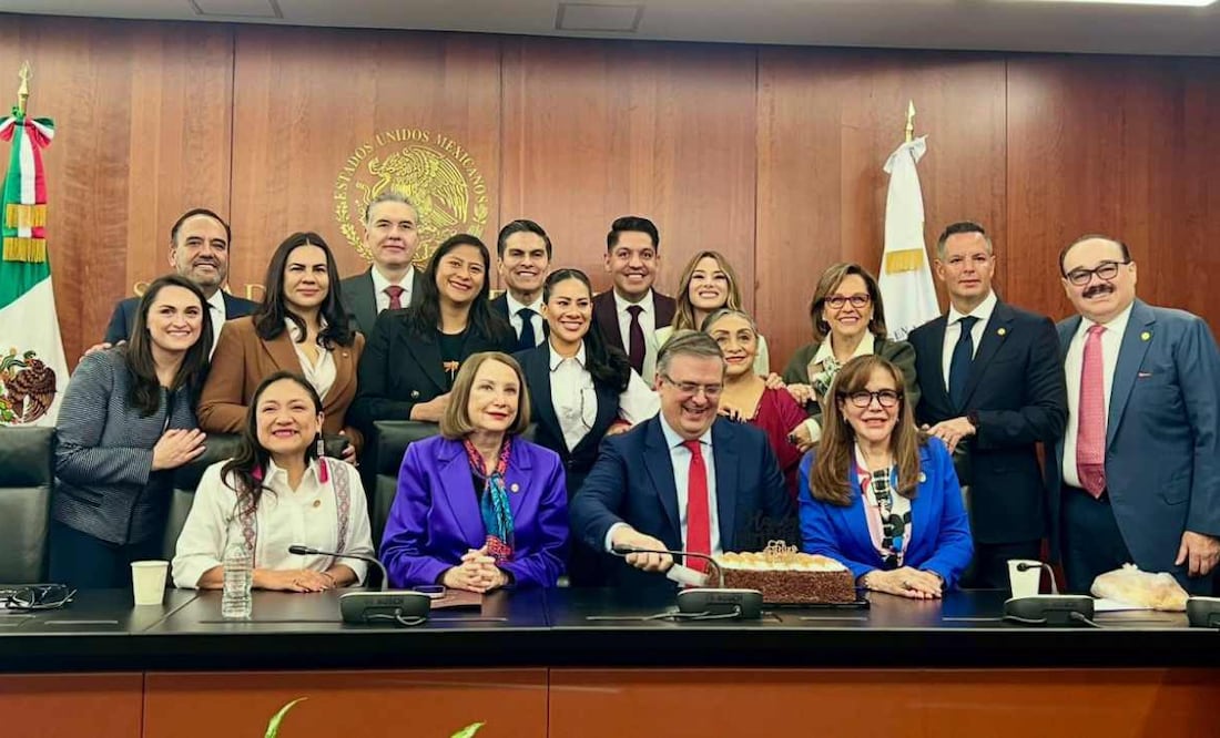 Festejan al secretario de Economía, Marcelo Ebrard. Foto: Especial.