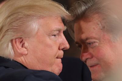 Bannon dice que seguirá luchando "por Trump" tras dejar la Casa Blanca