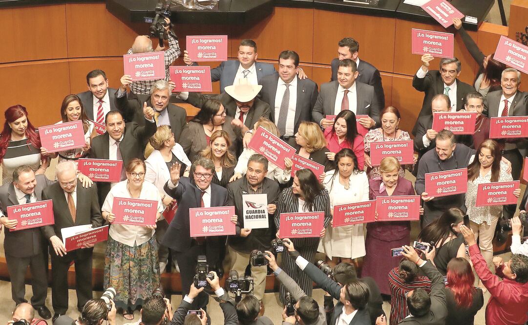 Durante la discusión para la aprobación del dictamen de la Guardia Nacional, militantes de Morena celebraron el acuerdo al que llegaron (LUCÍA GODÍNEZ. EL UNIVERSAL)