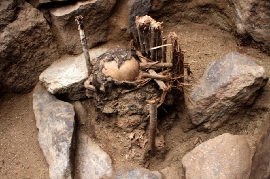 A sólo 40 centímetros del pavimento, descubren restos de una mujer tejedora de hace 600 años