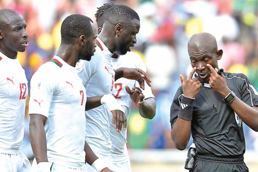 El árbitro Joseph Odartei Lamptey fue suspendido de por vida (TWITTER)