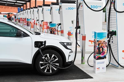 Gasolina cara en EU revive el interés por  eléctricos