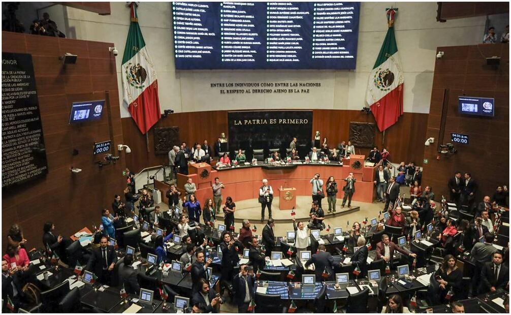 Manifestantes ingresan a las gradas del pleno del Senado. Foto: Yaretzy Osnaya