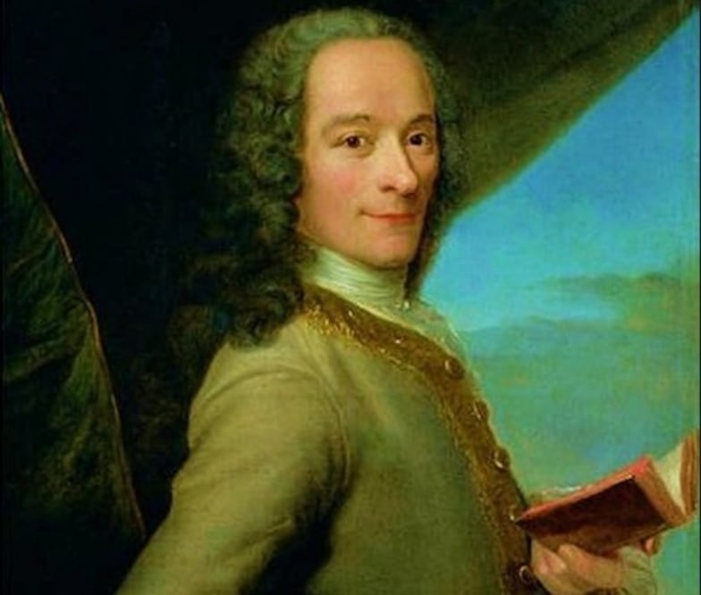 Voltaire, figura central de la crítica ilustrada: su defensa de la tolerancia y su denuncia al fanatismo marcaron el impulso hacia los derechos modernos. Wikimedia Commons