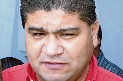 Pide licencia... pero dirige Torreón por teléfono