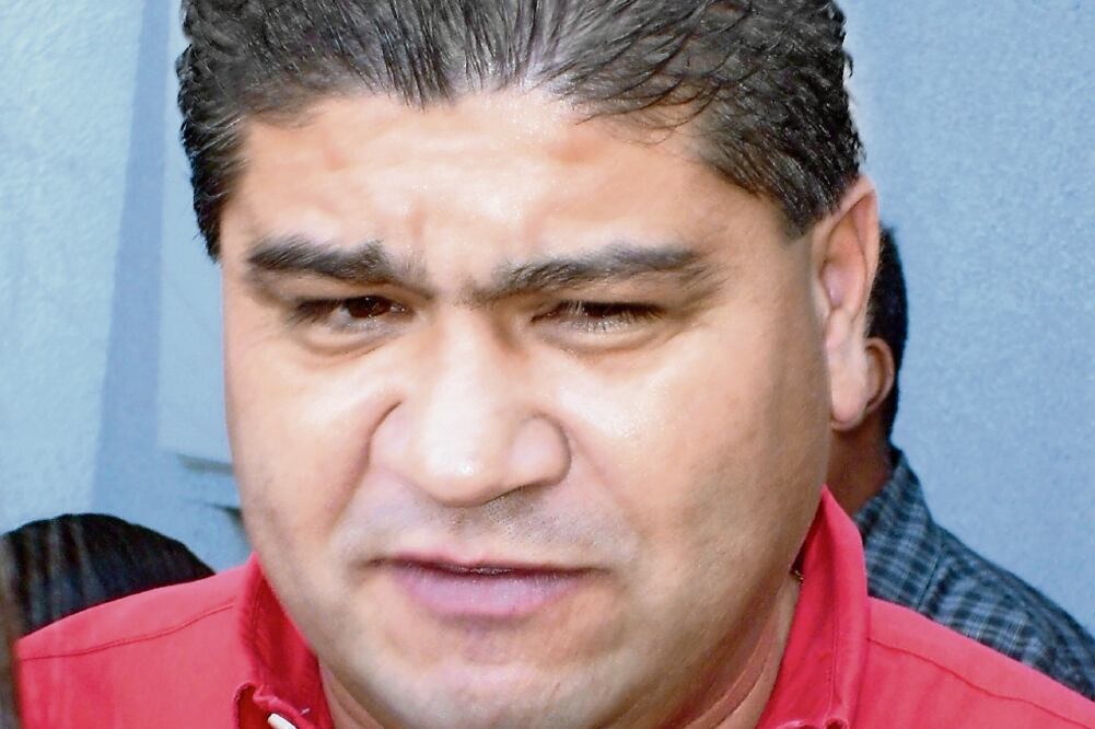 Pide licencia... pero dirige Torreón por teléfono