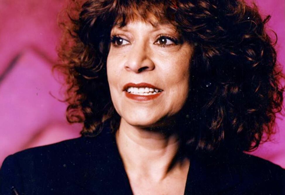 La periodista, Cristina Pacheco estuvo al frente del programa de entrevistas "Aquí nos tocó vivir" durante 45 años. “Uno tiene derecho a sus emociones, sin ellas no se puede hacer periodismo, porque no podríamos entrar en los corazones de la gente”, expresó la también escritora en 2003. 
Foto: Especial