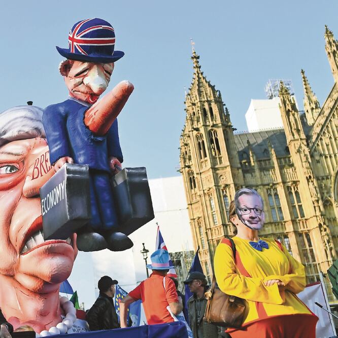 Británicos opositores al Brexit protestaron frente al Parlamento; ahí llevaron una figura alusiva a la primera ministra, Theresa May. DYLAN MARTINEZ. REUTERS