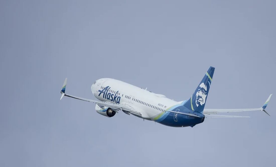 El vuelo 794 de Alaska Airlines, un avión Boeing 737-800, despega el sábado 6 de enero de 2024 del aeropuerto internacional de Portland, Oregon. Foto: AP
