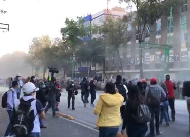 Encapuchados reinician agresiones contra policías en marcha por 2 de octubre