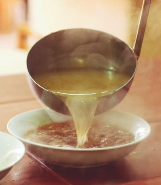 ¿De qué está hecho el consomé de pollo en polvo?