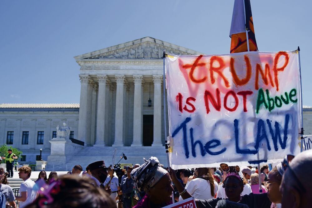 Asistentes a una manifestación frente a la Corte Suprema de Estados Unidos, en Washington. Foto: de Will Oliver. EFE