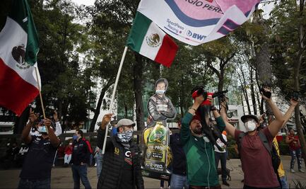 Aficionados celebran el triunfo de Checo Pérez en el Ángel de la Independencia