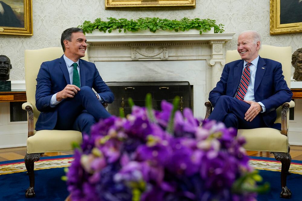 El presidente del gobierno español, Pedro Sánchez, y el mandatario estadounidense, Joe Biden, en la Oficina Oval de la Casa Blanca en Washington, el 12 de mayo. Foto: AP