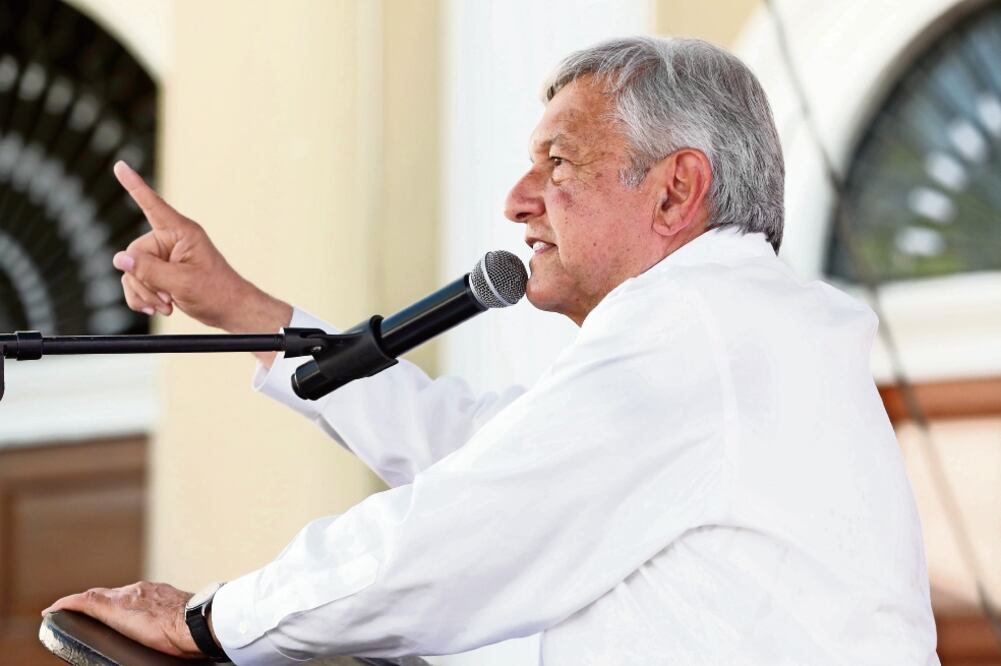 En Colima, Andrés Manuel López Obrador dio la bienvenida al nieto de la ex líder sindical Elba Esther Gordillo, René Fujiwara (ARIEL OJEDA. EL UNIVERSAL)