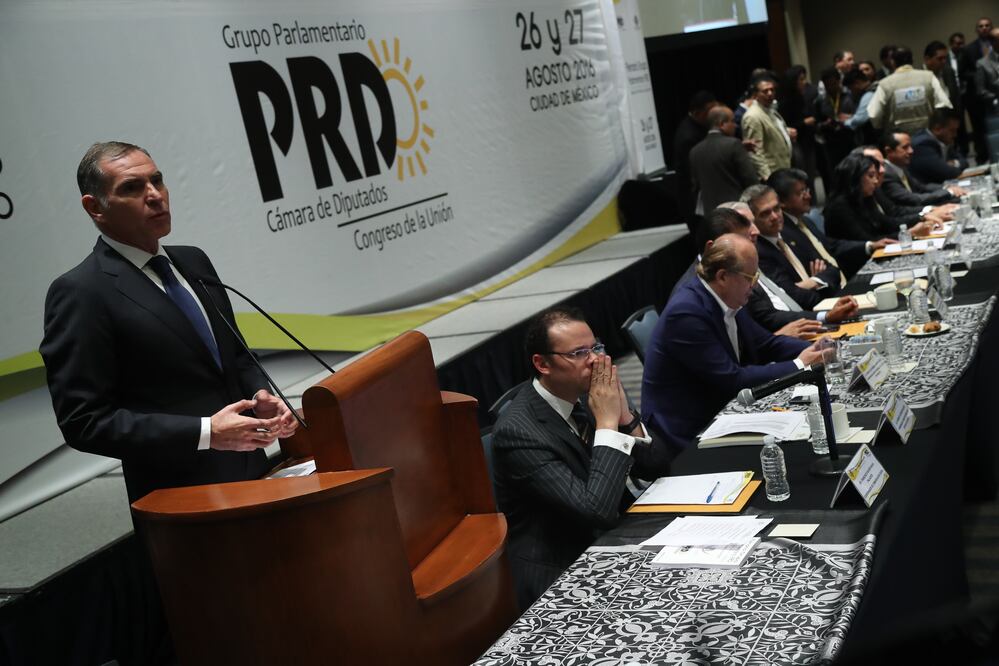 El gobernador de Oaxaca fue orador durante la plenaria del grupo parlamentario del PRD. /Germán Espinosa - EL UNIVERSAL