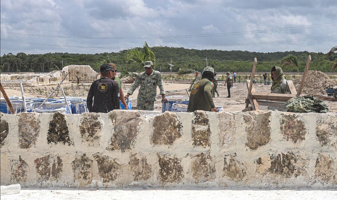 Personal de la Sedena trabajan en la reubicación de 12 monumentos arqueológicos que conforman el complejo Los Monjes en la comunidad de Xpujil, Campeche, el 3 de julio de 2025. Foto: Gabriel Pano/EL UNIVERSAL