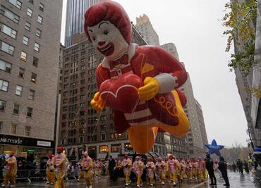Inicia desfile de Acción de Gracias de Macy’s en NY; pese a fuerte lluvia, asisten miles de personas