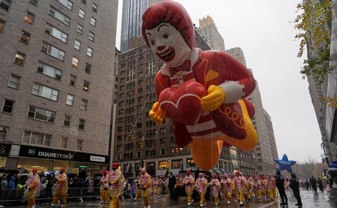 Los manipuladores tiran del globo Ronald McDonald por la Sexta Avenida durante el Desfile del Día de Acción de Gracias de Macy's, el jueves 28 de noviembre de 2024, en Nueva York. Foto: AP