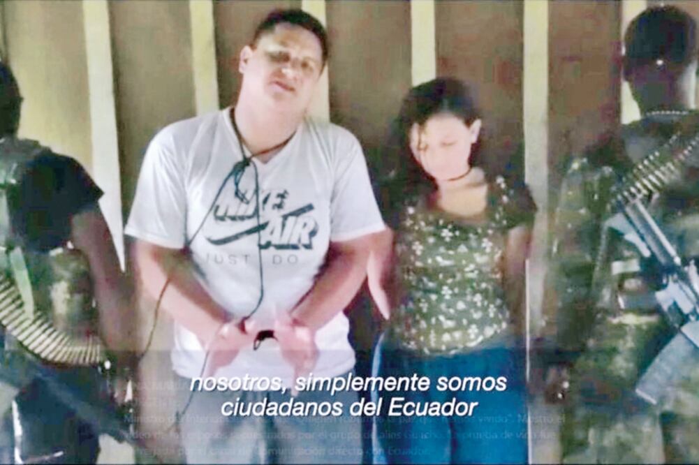 En el video que los disidentes de las FARC enviaron como prueba de vida de los secuestrados, la pareja pide al presidente Lenín Moreno que los ayude (EFE)