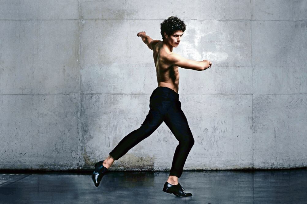 El primer bailarín del English National Ballet, Isaac Hernández, destacó que por primera vez en México se verán obras del creador Benjamin Millipied (ARCHIVO EL UNIVERSAL)