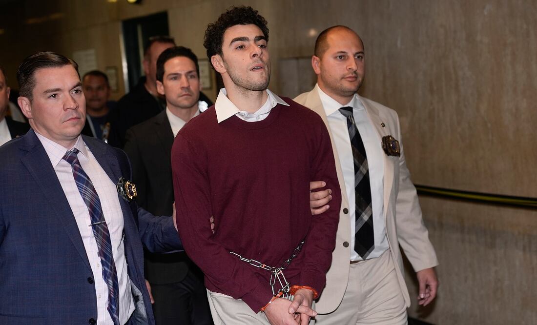 Luigi Mangione, sospechoso del asesinato a tiros del director ejecutivo de UnitedHealthcare, Brian Thompson, es escoltado por la policía. Foto:AP