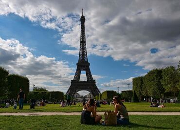 Policía desaloja la Torre Eiffel por alerta de seguridad