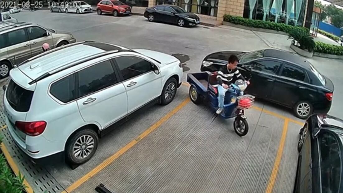 Viral: Hombre levanta el auto que encerró su moto 