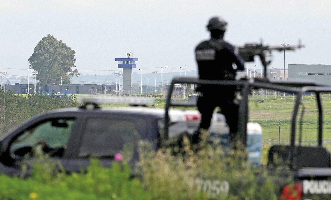 Un policía mantiene vigilancia afuera del penal del Altiplano del que se escapó el capo sinaloense la noche del sábado por un túnel, su segunda fuga de una penitenciaría de máxima seguridad en 15 años