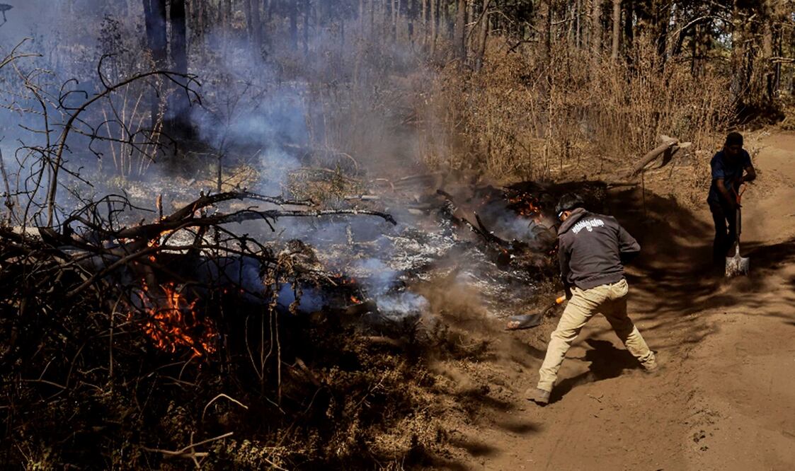 Durante todo el día hasta que cae la noche, brigadistas buscan señales de humo para controlar y mitigar el fuego en el bosque de Jilotzingo. Gabriel Pano/EL UNIVERSAL