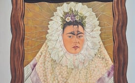 ¿Por qué autorretrato con medallón es una obra clave en la vida de Frida Kahlo?