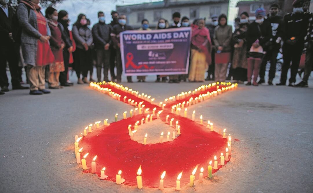 Mujeres y niños en un centro para afectados por el VIH en Nepal rezan por aquellos que perdieron la vida por el sida. Foto: NARENDRA SHRESTHA. EFE