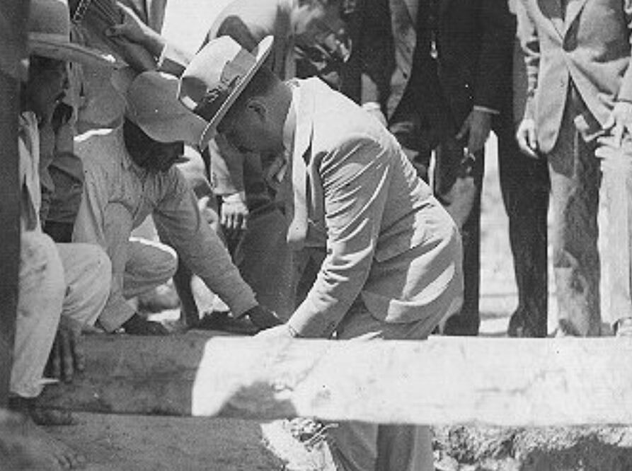 El Generál Lázaro Cárdenas desciende a una Tumba prehispánica de Monte Albán. Foto: Vía Instituto Nacional de Antropología e Historia de México