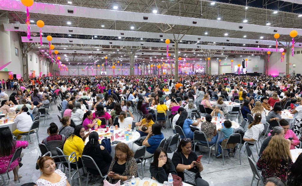 Miles de mujeres asistieron al evento “Amar a Mamá”, organizado por el Gobierno de Nuevo León en Cintermex. Foto: Especial.
