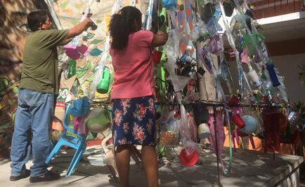 Crean árbol navideño con basura en Juchitán