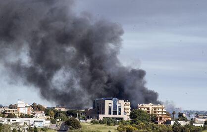 Desalojan a decenas de personas por incendio en las afueras de Roma