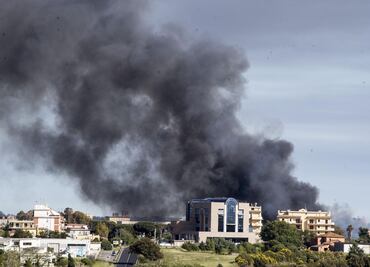 Desalojan a decenas de personas por incendio en las afueras de Roma