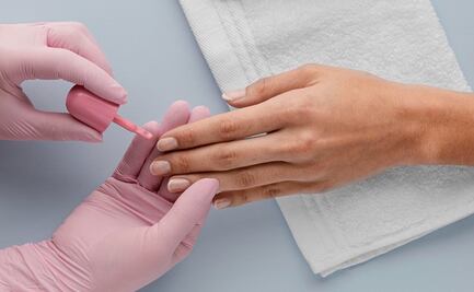 Colores de uñas que resaltan los signos de envejecimiento de tus manos