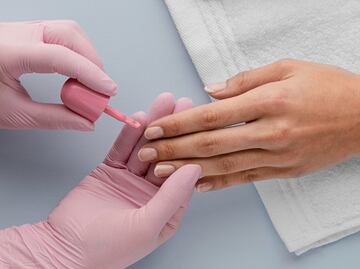 Colores de uñas que resaltan los signos de envejecimiento de tus manos