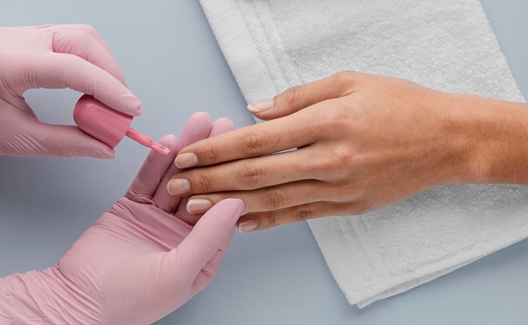 Algunos colores de esmalte de uñas acentúan signos de envejecimiento como manchas. Foto: Freepik