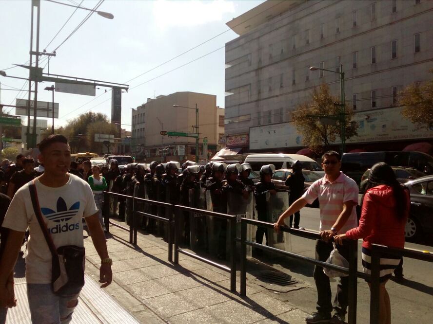 El operativo comenzó aproximadamente a las diez de la mañana con la llegada de elementos de seguridad a comercios ubicados en Eje Central (Fotos: Especiales)