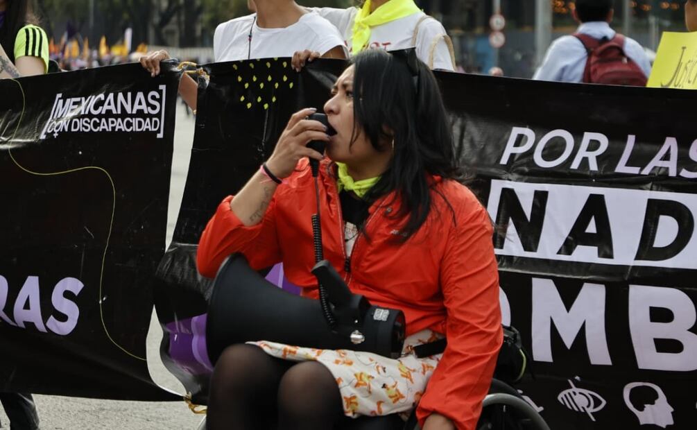 Manifestantes con discapacidad avanzan en los contingentes de la marcha del 25N en CDMX (25/11/2025). Foto: Osmar Alvarado / EL UNIVERSAL
