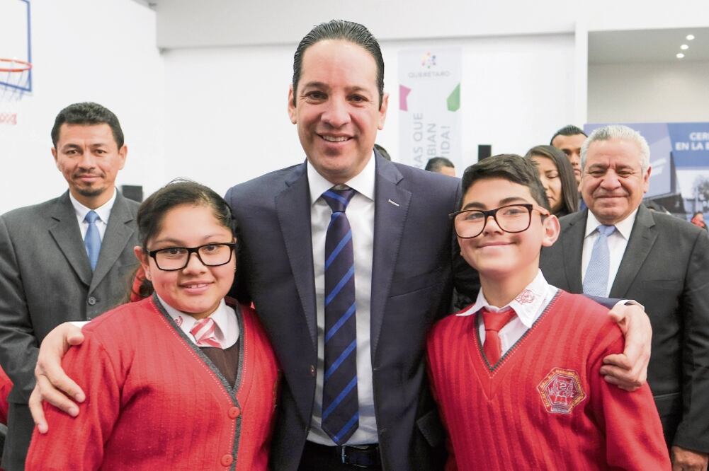 El gobernador Francisco Domínguez Servién visitó la secundaria técnica número dos, donde entregó obras de rehabilitación por 17.2 millones de pesos