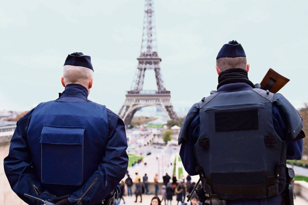 Agentes de seguridad al vigilar ayer la torre Eiffel, en París. MARIUS BECKER. EFE